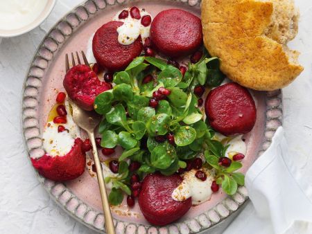 Rote-Bete-Falafel mit Feldsalat