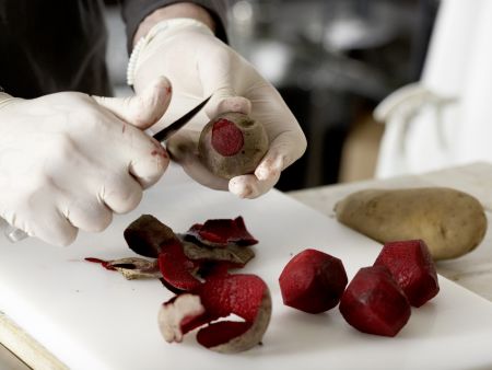 Rote-Bete-Suppe mit Kartoffeln Zubereitung Schritt 1 Rote-Bete-Suppe mit Kartoffeln Zubereitung Schritt 1