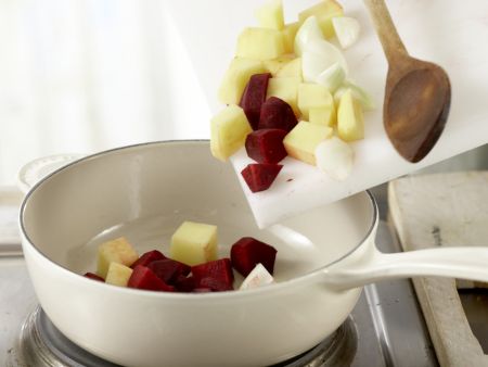 Rote-Bete-Suppe mit Kartoffeln Zubereitung Schritt 2 Rote-Bete-Suppe mit Kartoffeln Zubereitung Schritt 2