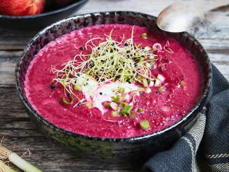 Rote-Bete-Suppe mit Sprossen