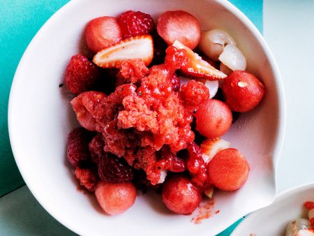 Roter Obstsalat mit Erdbeer-Granita