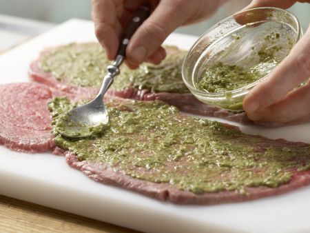 Rouladen mit Zucchinifüllung Zubereitung Schritt 2 Rouladen mit Zucchinifüllung Zubereitung Schritt 2