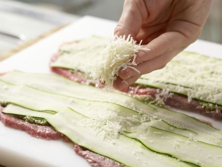 Rouladen mit Zucchinifüllung Zubereitung Schritt 3 Rouladen mit Zucchinifüllung Zubereitung Schritt 3