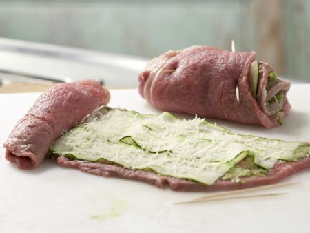 Rouladen mit Zucchinifüllung Zubereitung Schritt 4 Rouladen mit Zucchinifüllung Zubereitung Schritt 4