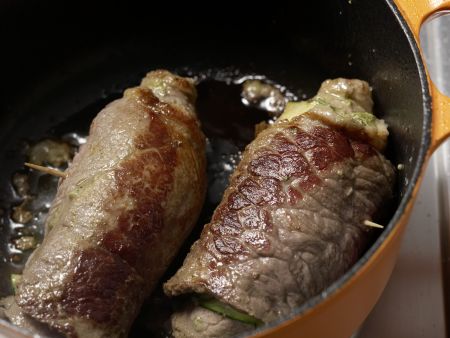 Rouladen mit Zucchinifüllung Zubereitung Schritt 5 Rouladen mit Zucchinifüllung Zubereitung Schritt 5
