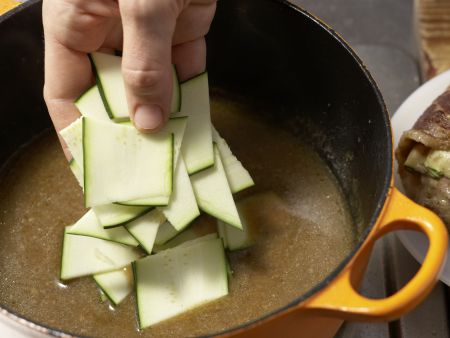Rouladen mit Zucchinifüllung Zubereitung Schritt 9 Rouladen mit Zucchinifüllung Zubereitung Schritt 9