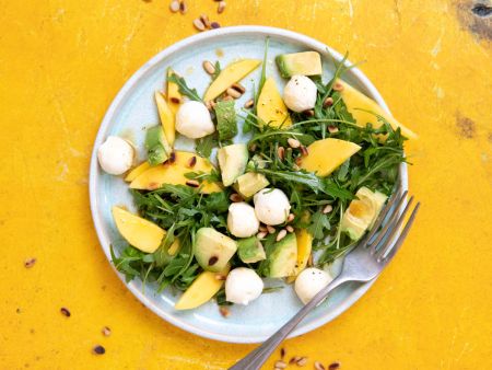 Rucola-Mango-Salat mit Mini-Mozzarella