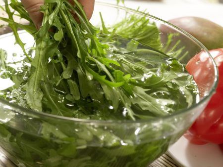 Rucola-Mango-Salat Zubereitung Schritt 1 Rucola-Mango-Salat Zubereitung Schritt 1