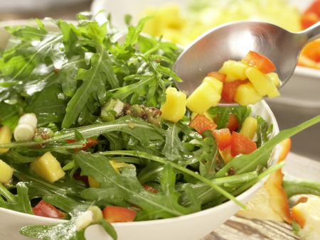 Rucola-Mango-Salat Zubereitung Schritt 6 Rucola-Mango-Salat Zubereitung Schritt 6