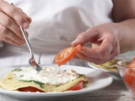 Rucola-Pfannkuchentorte Zubereitung Schritt 7 Rucola-Pfannkuchentorte Zubereitung Schritt 7