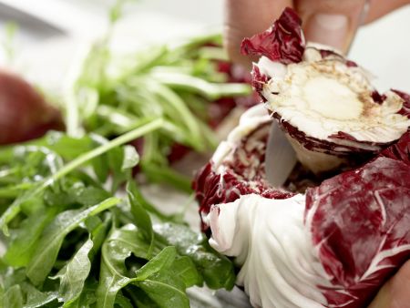 Rucola-Radicchio-Salat Zubereitung Schritt 3 Rucola-Radicchio-Salat Zubereitung Schritt 3