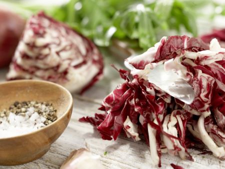 Rucola-Radicchio-Salat Zubereitung Schritt 4 Rucola-Radicchio-Salat Zubereitung Schritt 4
