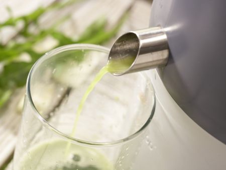 Rucola-Sellerie-Drink Zubereitung Schritt 5 Rucola-Sellerie-Drink Zubereitung Schritt 5
