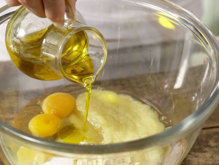 Rührteig mit Öl und Apfelmus Zubereitung Schritt 1 Rührteig mit Öl und Apfelmus Zubereitung Schritt 1