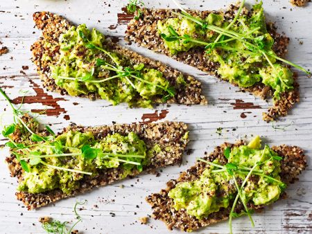Saaten-Cracker mit Avocado
