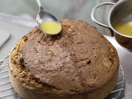 Saftiger Möhren-Nuss-Kuchen Zubereitung Schritt 7 Saftiger Möhren-Nuss-Kuchen Zubereitung Schritt 7