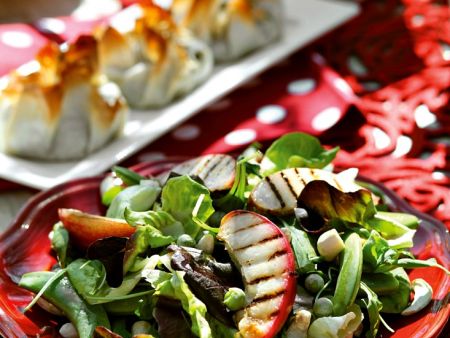 Salat mit Pfirsich und Erbsen