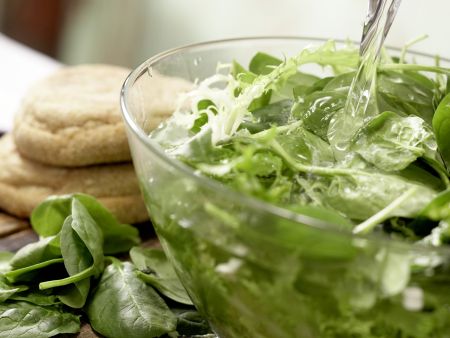 Salat mit pochiertem Ei und Lachsschinken Zubereitung Schritt 2 Salat mit pochiertem Ei und Lachsschinken Zubereitung Schritt 2