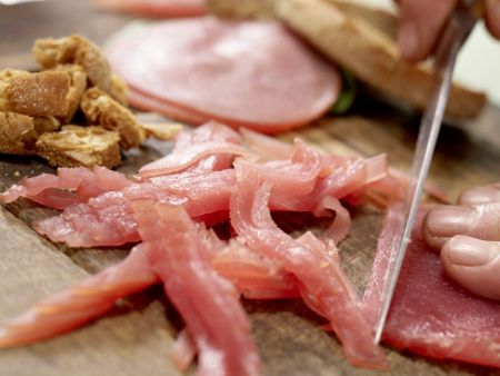 Salat mit pochiertem Ei und Lachsschinken Zubereitung Schritt 4 Salat mit pochiertem Ei und Lachsschinken Zubereitung Schritt 4