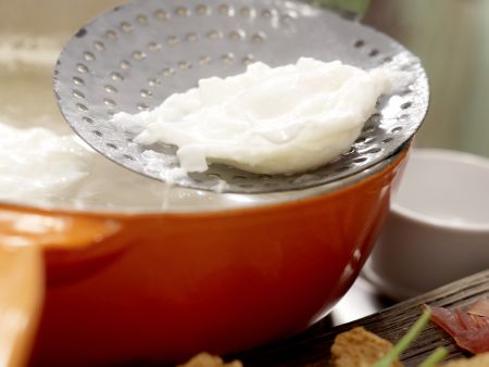 Salat mit pochiertem Ei und Lachsschinken Zubereitung Schritt 9 Salat mit pochiertem Ei und Lachsschinken Zubereitung Schritt 9