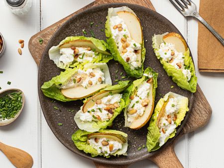 Salatschiffchen mit Birnen und Ricotta