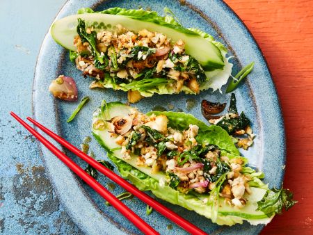 Salatschiffchen mit Tofu und Gurken