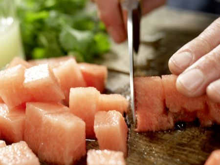 Salatschüssel mit Wassermelone Zubereitung Schritt 3 Salatschüssel mit Wassermelone Zubereitung Schritt 3