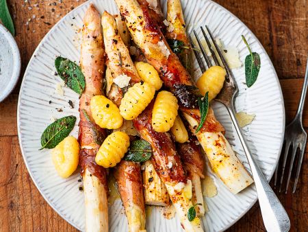 Saltimbocca vom weißen Spargel mit Gnocchi