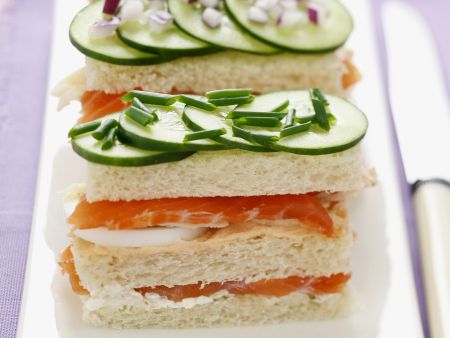 Sandwich mit Lachs und Ei