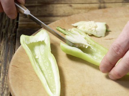 Scharfe Hack-Paprika-Röllchen Zubereitung Schritt 2 Scharfe Hack-Paprika-Röllchen Zubereitung Schritt 2