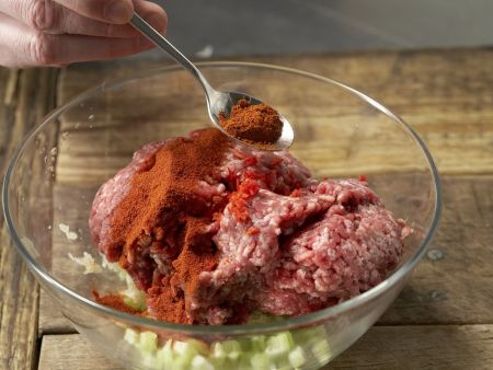 Scharfe Hack-Paprika-Röllchen Zubereitung Schritt 4 Scharfe Hack-Paprika-Röllchen Zubereitung Schritt 4