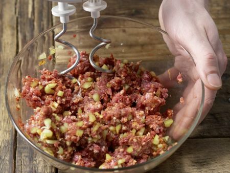 Scharfe Hack-Paprika-Röllchen Zubereitung Schritt 5 Scharfe Hack-Paprika-Röllchen Zubereitung Schritt 5