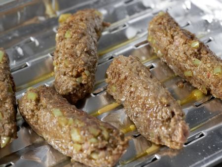 Scharfe Hack-Paprika-Röllchen Zubereitung Schritt 7 Scharfe Hack-Paprika-Röllchen Zubereitung Schritt 7