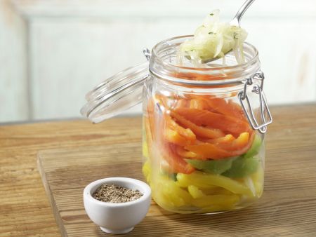 Schichtsalat mit Paprika und Sesam Zubereitung Schritt 9 Schichtsalat mit Paprika und Sesam Zubereitung Schritt 9