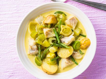 Schnelle Currysuppe mit Fisch, Kartoffeln und Gemüse