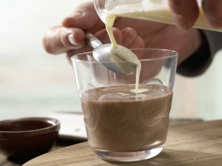 Schwarz-weißer Smoothie Zubereitung Schritt 3 Schwarz-weißer Smoothie Zubereitung Schritt 3