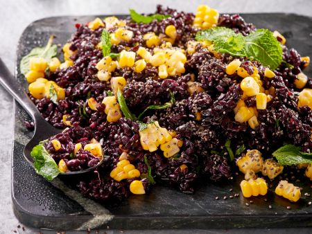 Schwarzer Reis mit Mais, Minze und Chiasamen