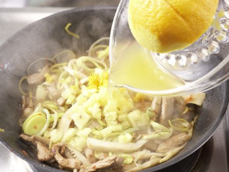 Schweinefilet-Lauch-Pfanne Zubereitung Schritt 8 Schweinefilet-Lauch-Pfanne Zubereitung Schritt 8