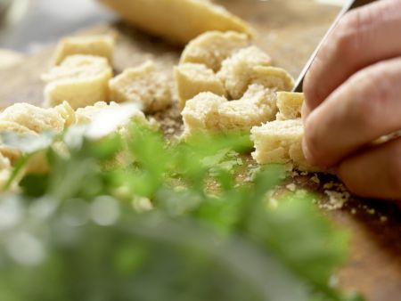 Semmelknödel-Soufflés Zubereitung Schritt 1 Semmelknödel-Soufflés Zubereitung Schritt 1
