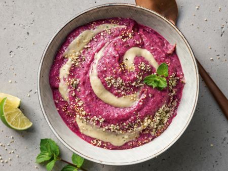 Smoothie-Bowl mit Mandelmus und Hanfsamen