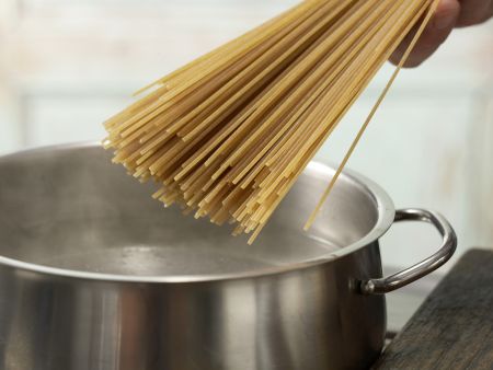Spaghetti mit Bärlauch-Mandel-Pesto Zubereitung Schritt 3 Spaghetti mit Bärlauch-Mandel-Pesto Zubereitung Schritt 3