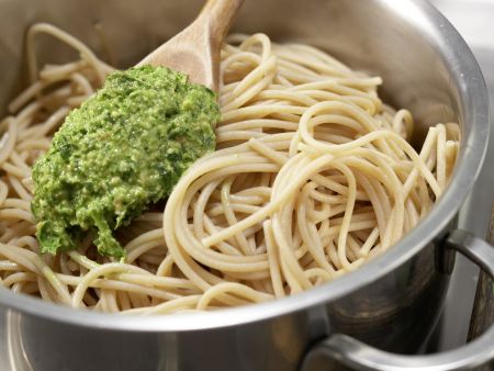 Spaghetti mit Bärlauch-Mandel-Pesto Zubereitung Schritt 7 Spaghetti mit Bärlauch-Mandel-Pesto Zubereitung Schritt 7