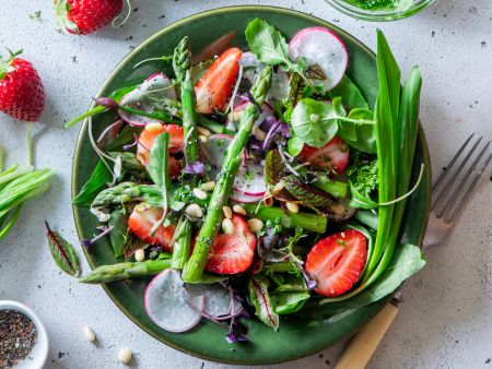 Spargel-Bärlauch-Salat mit Erdbeeren und Radieschen