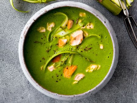 Spargel-Brunnenkresse-Suppe mit Lachs