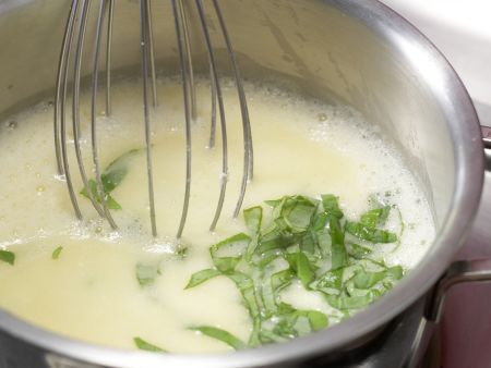Spargel mit leichter Parmesan-Basilikum-Hollandaise Zubereitung Schritt 5 Spargel mit leichter Parmesan-Basilikum-Hollandaise Zubereitung Schritt 5