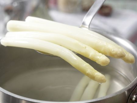 Spargel mit leichter Parmesan-Basilikum-Hollandaise Zubereitung Schritt 6 Spargel mit leichter Parmesan-Basilikum-Hollandaise Zubereitung Schritt 6