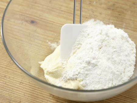 Spargel-Muffins mit Kräuter-Dip Zubereitung Schritt 5 Spargel-Muffins mit Kräuter-Dip Zubereitung Schritt 5