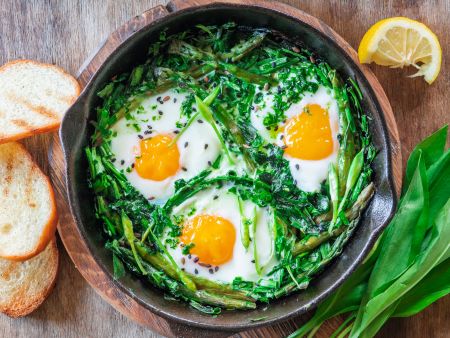 Spiegeleier mit Bärlauch und grünem Spargel