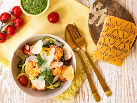 Spinat-Grana-Padano-Pesto mit Zucchininudeln, Kirschtomaten und Garnelen