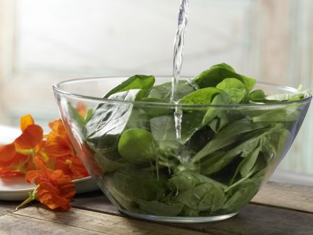 Spinatsalat mit Avocado Zubereitung Schritt 1 Spinatsalat mit Avocado Zubereitung Schritt 1